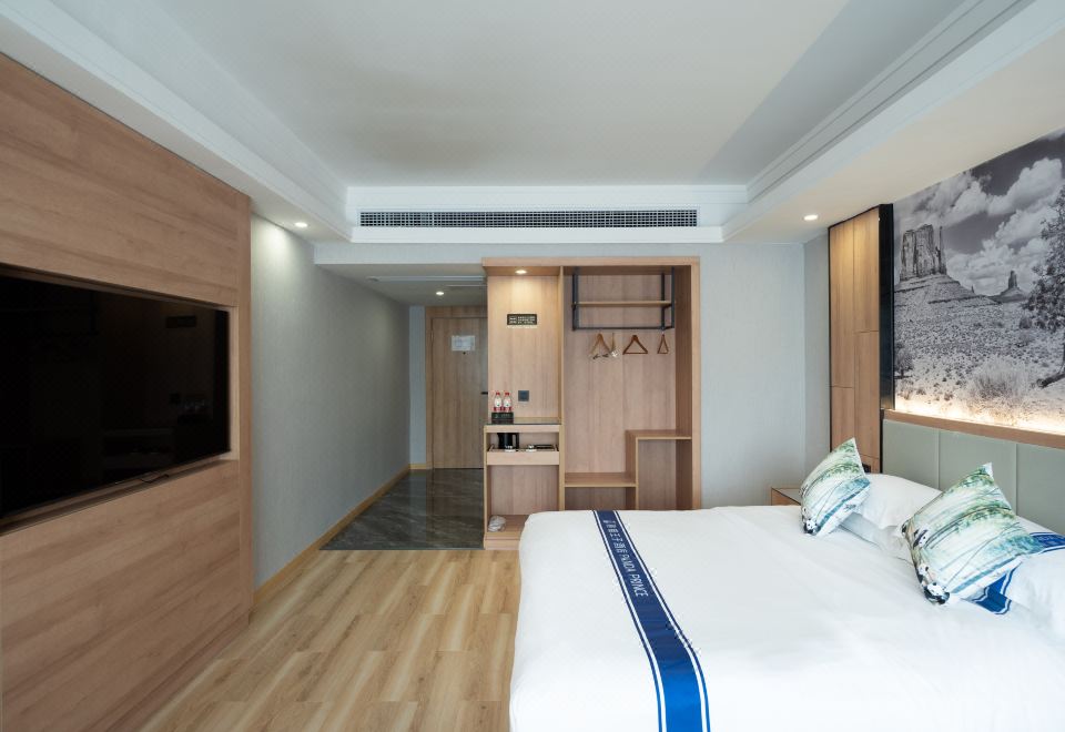 Panda Prince HotelGuanlan River-View Double Bed Room