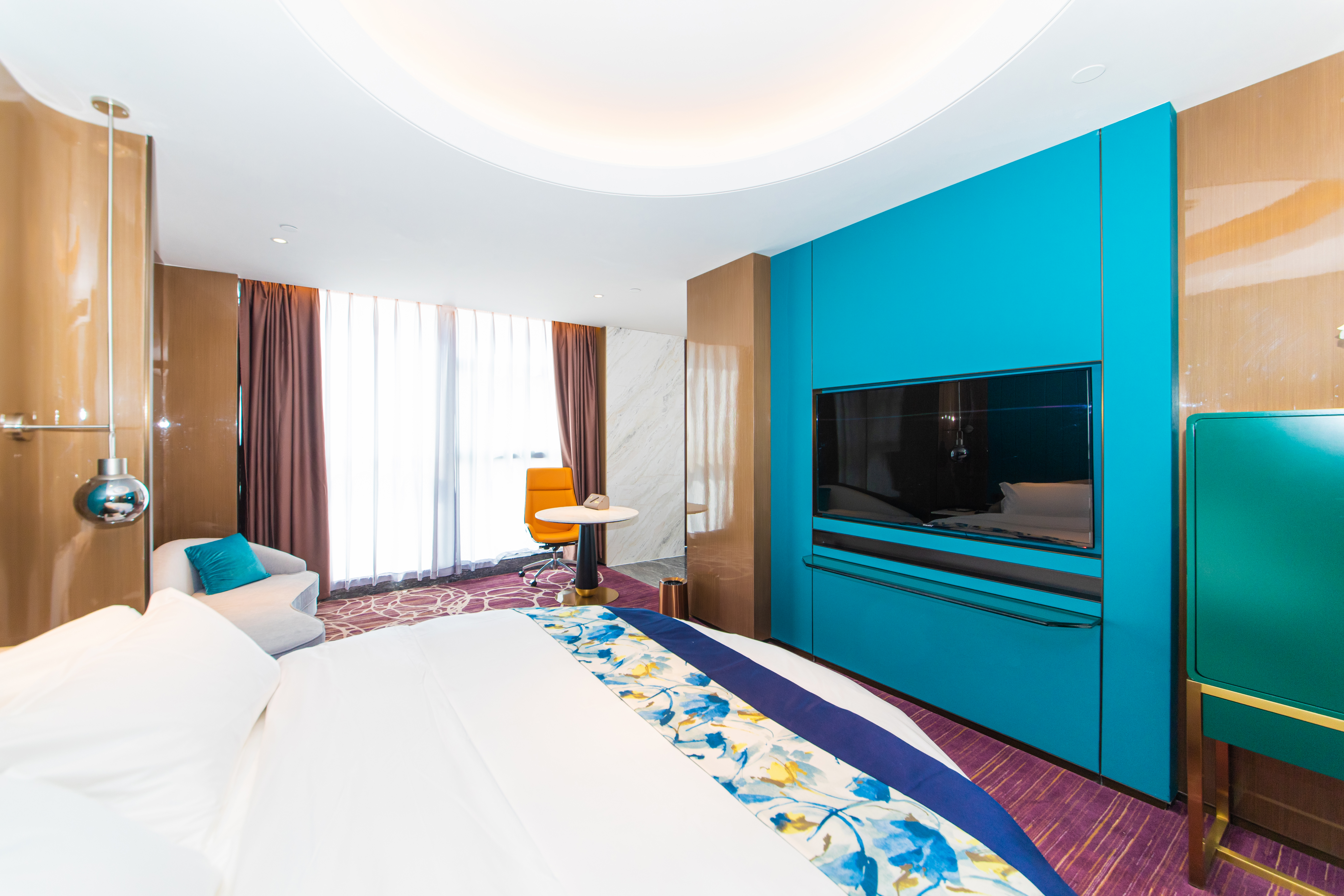 至尊行政大床房 【慕斯床垫+鸭绒被+记忆枕+远景浴缸】