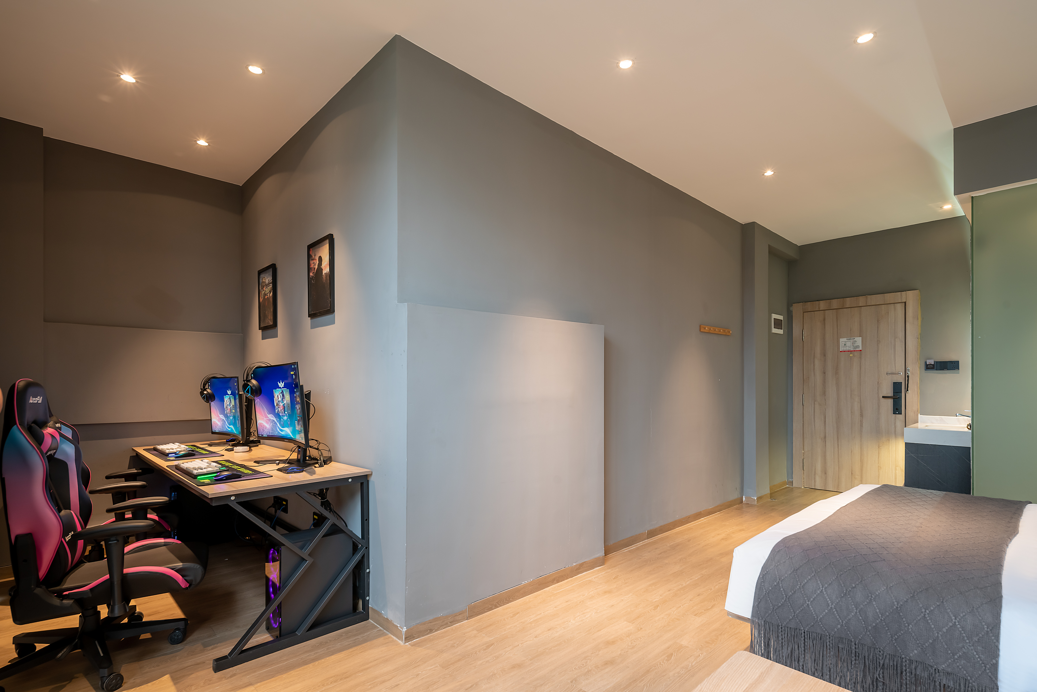 电竞大床房-[2台电脑+RTX3060显卡+i5-10700F处理器+16G内存+2K曲面屏+机械键鼠]+沙发茶几