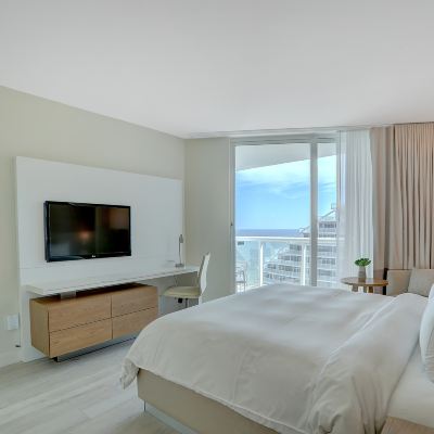 Mobility Accessible One Bedroom King Suite with Ocean View and Tub