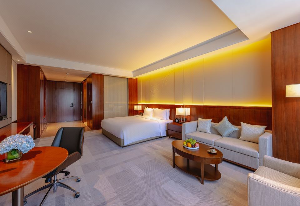 Oakwood Premier TongluDeluxe King Room