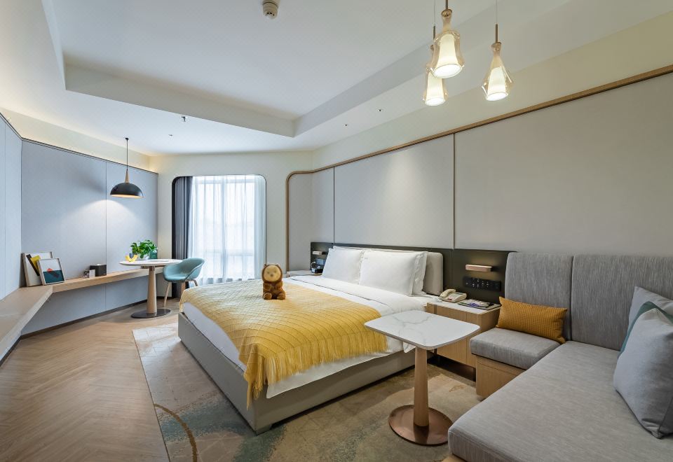 女士大床房（落地窗、智能语音系统、小冰箱）