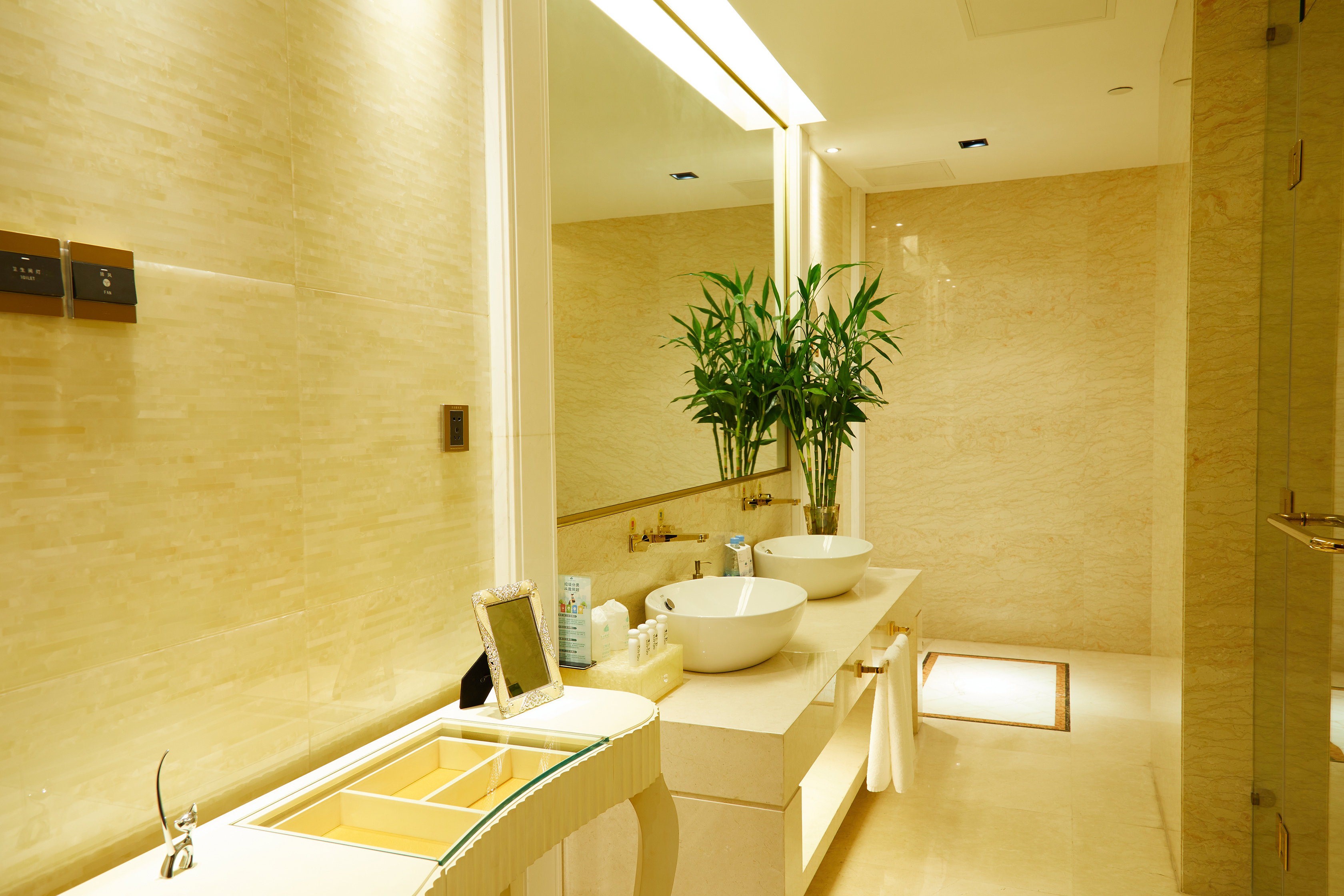 超豪華三間套房（外景明窗+浪漫浴缸）