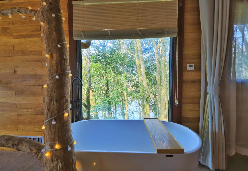Qiandaohu Xinbo Holiday HotelWild Stay Tree House Double Bed Room