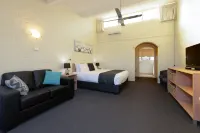 Barclay Motor Inn