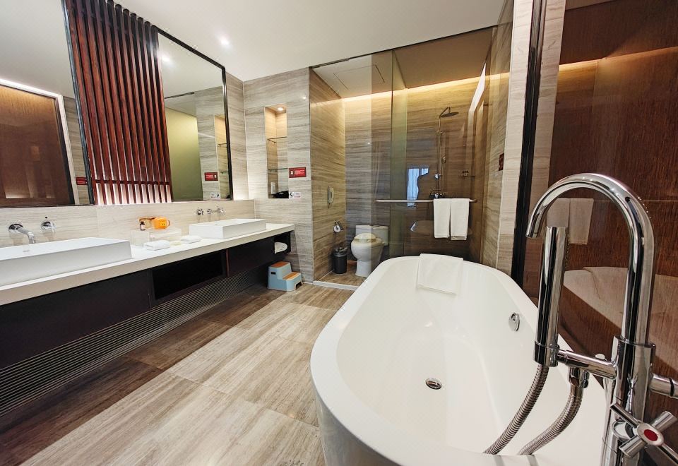 森林亲子大床房（落地窗+阳台+浴缸+扭扭车+滑梯）