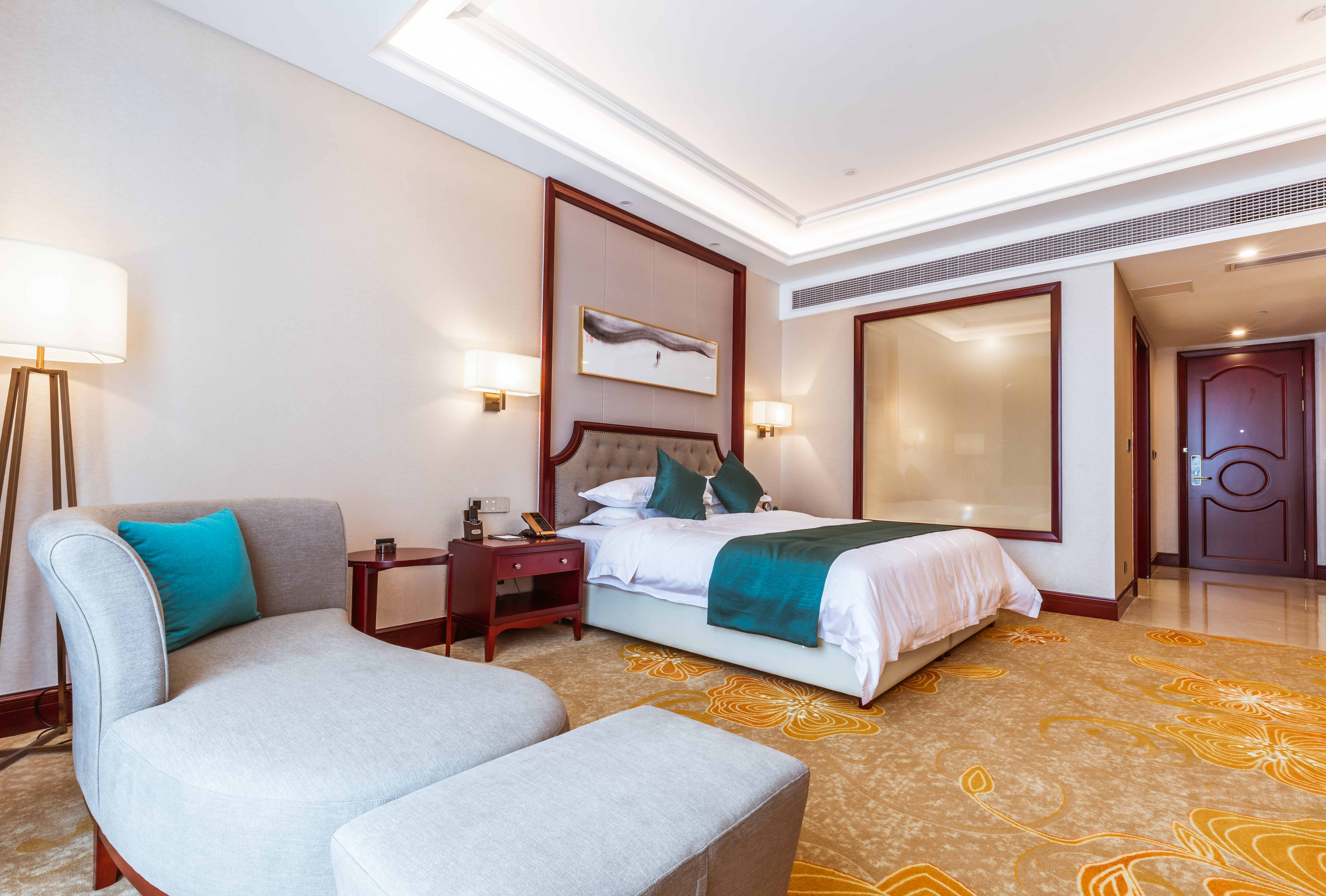 豪华大床房（全景落地窗+舒适沙发+独立浴缸）