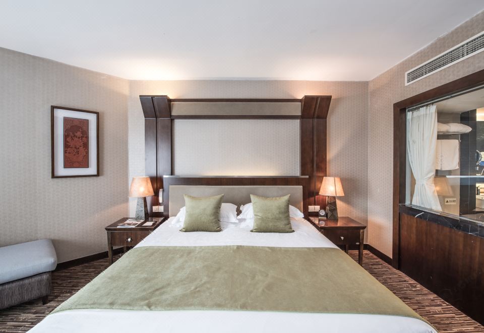 主楼豪华大床房