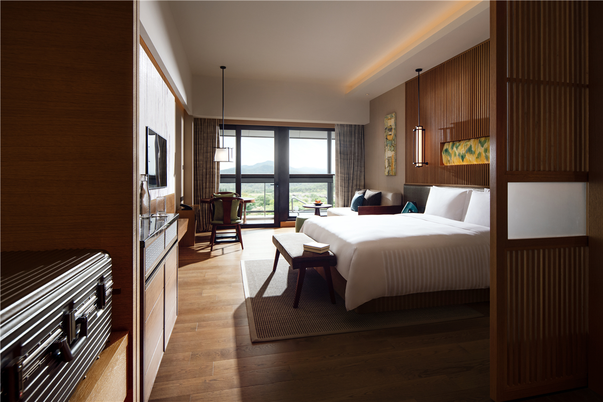 New World Qingyuan Hotel Deluxe King Room