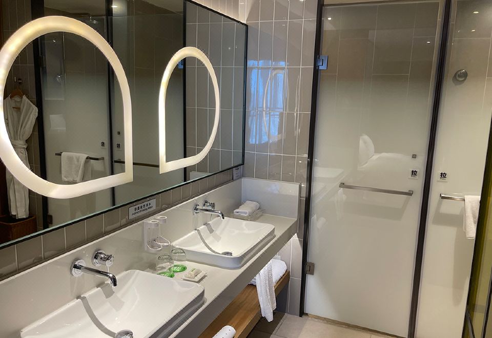 高级大床房 | 津沽CBD夜景 | 超大衞生间，双洗手盆