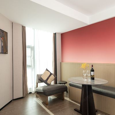 零壓高級大床房（液晶大屏可投屏） 喜悦門酒店（佛山容桂漁人碼頭店）優惠