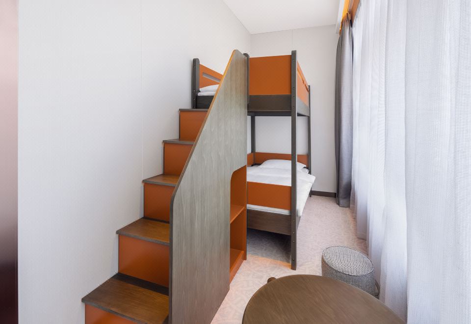 高級房大床及一張上下床