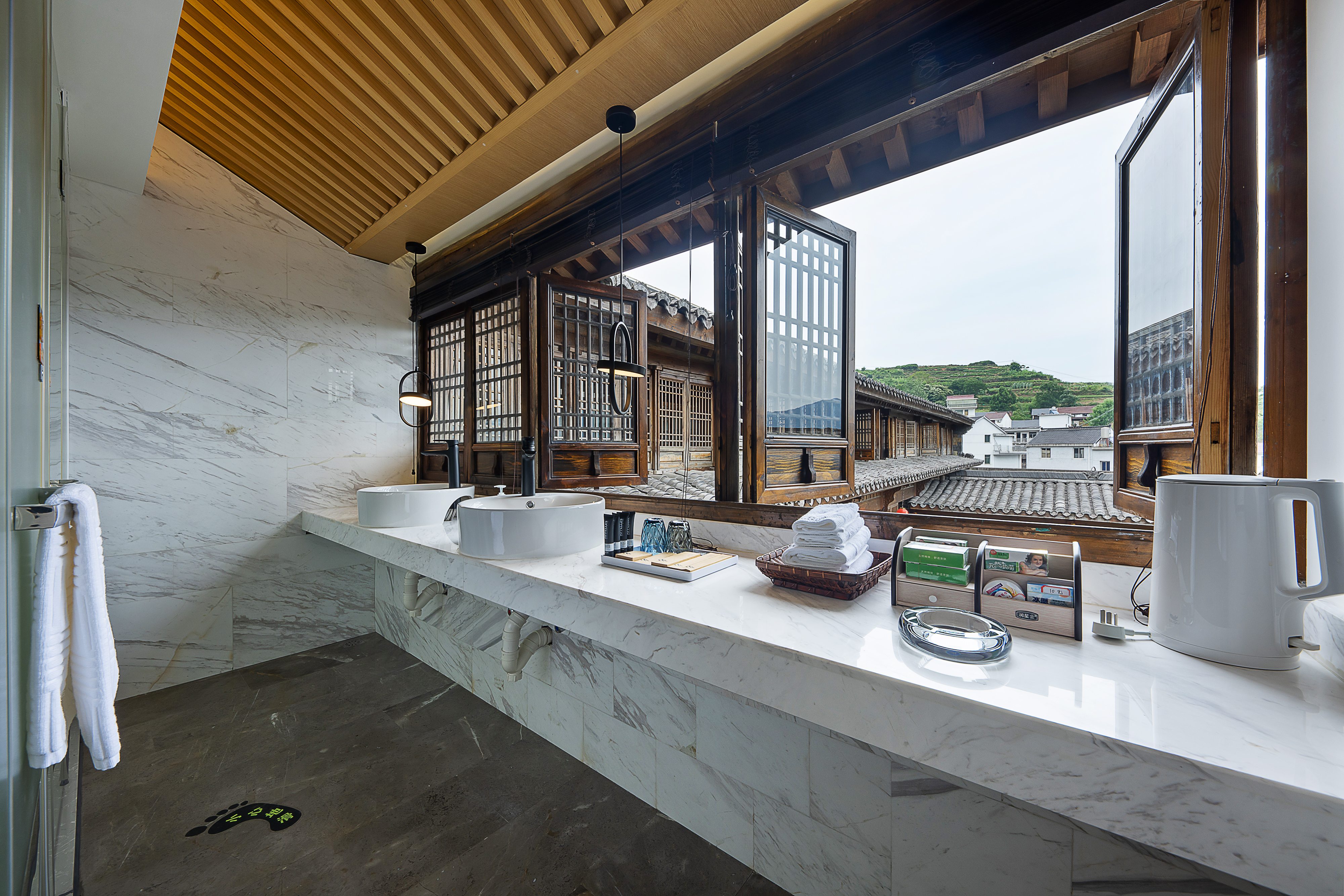 小楼枫情·Loft复式大床套房·按摩浴缸