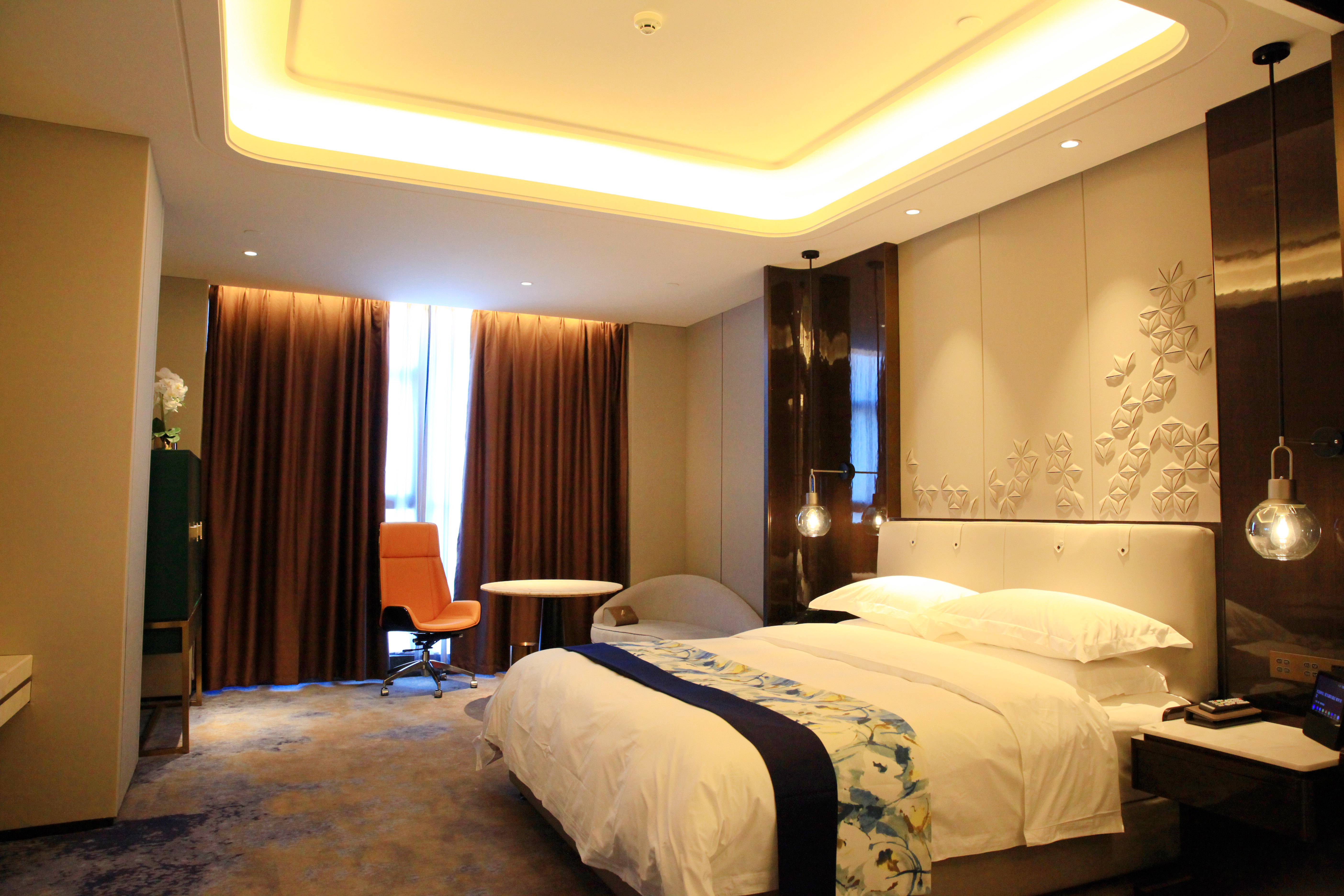 高级行政大床房 【慕斯床垫+智能客控+白鸭绒被+浴缸】