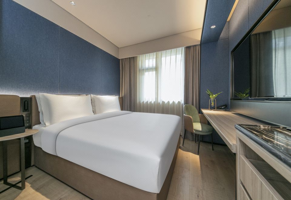 高级大床房（小冰箱+智能客控+手机投屏）