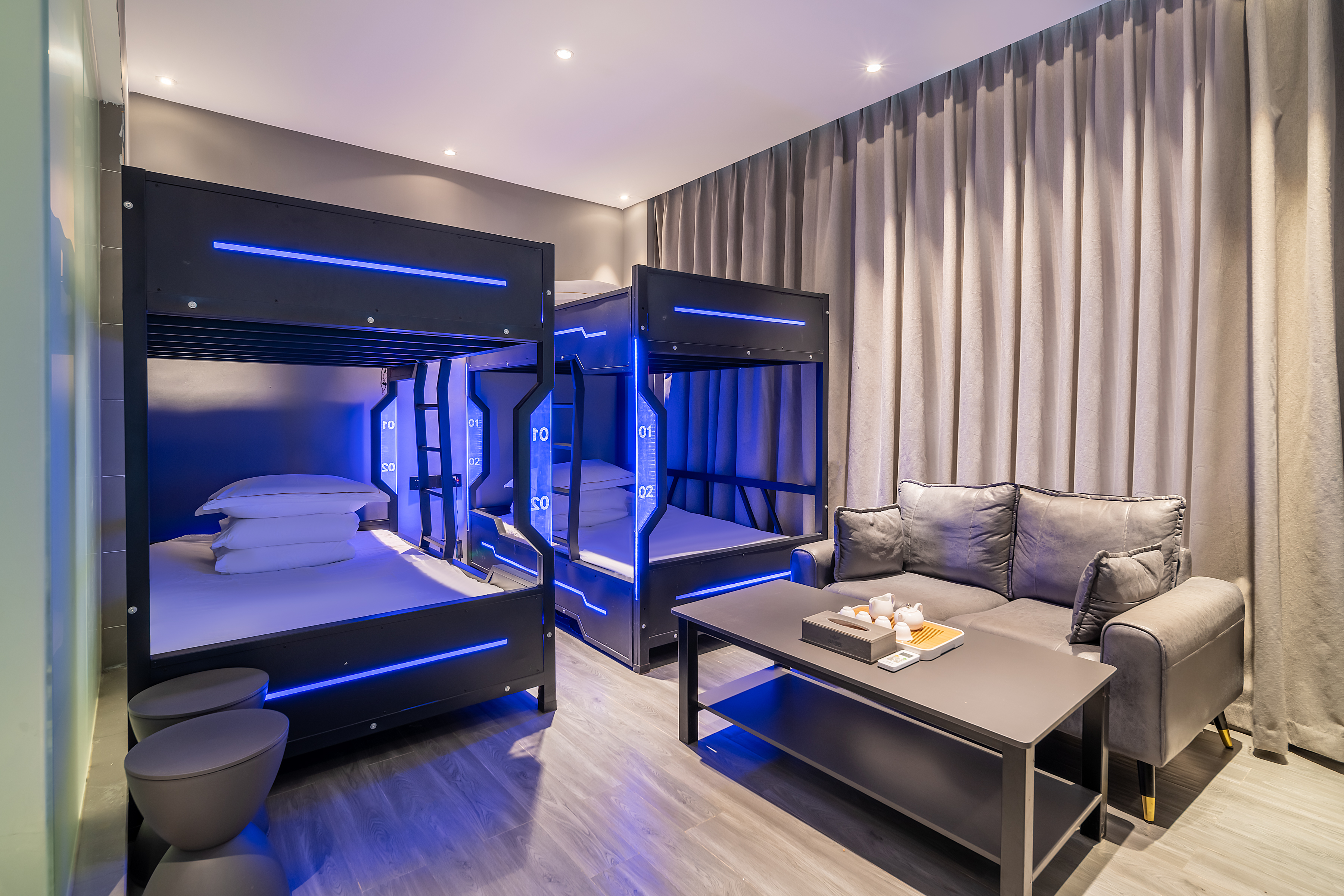 吃鸡四人间-[4台电脑+RTX3060显卡+i5-10700F处理器+16G内存+2K曲面屏+机械键鼠]+2张上下床+沙发茶几