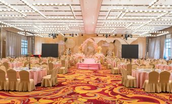 The ballroom is arranged for a wedding, with tables and chairs placed in the center on an ornate design at Guohui Hotel (Fuzhou Jinfeng Hotel)