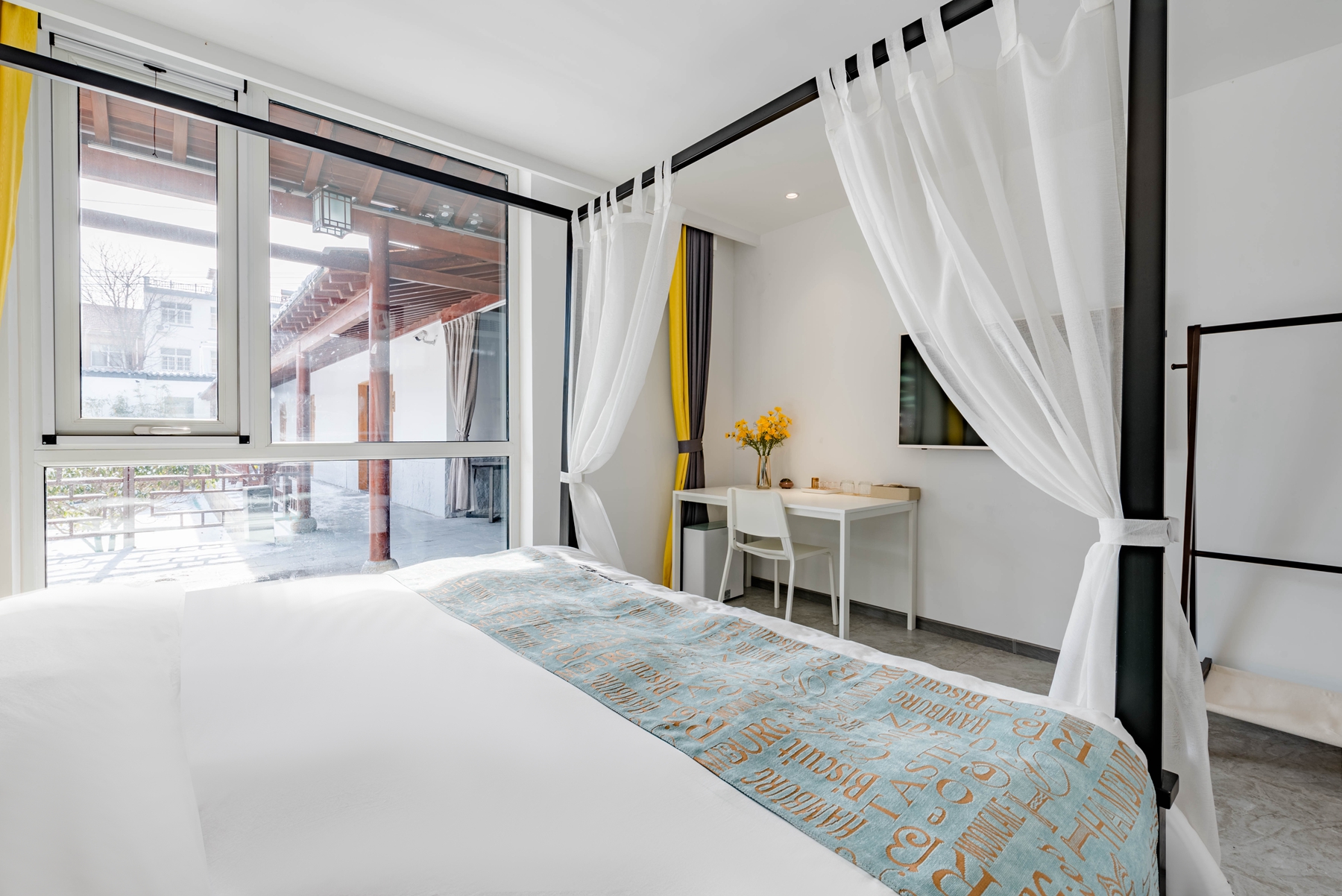 静居大床房（全景落地+园林景观+轻纱帷幔）