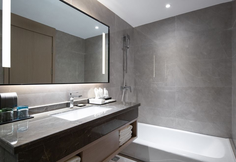 Borrman Jinhuangguan Hotel (Liuzhou Five Star Pedestrian Street) Deluxe Queen Room