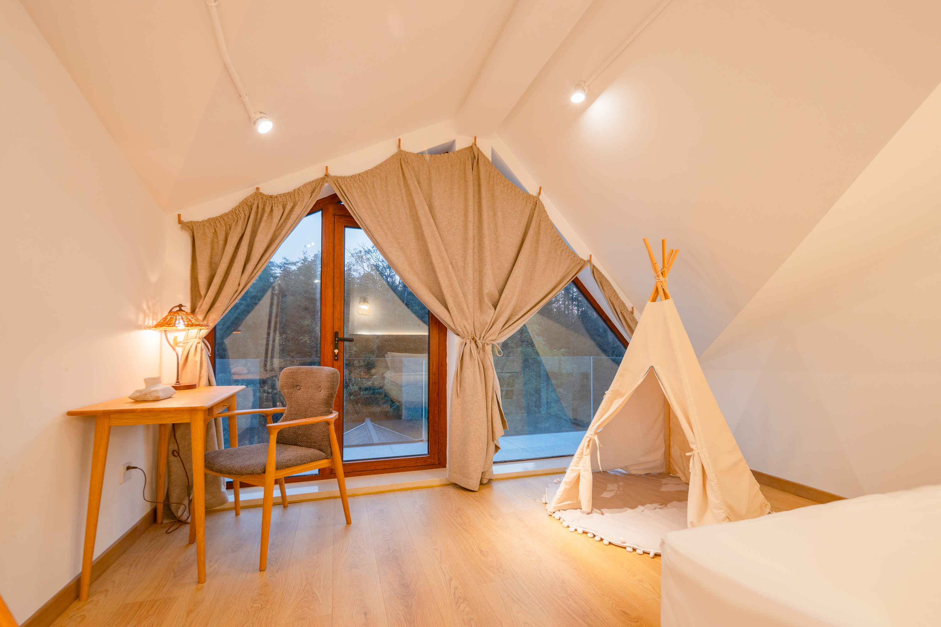 轻舟泛·星空大平层双卧套房·投影