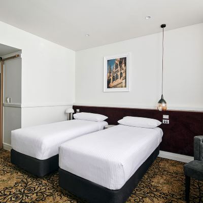 鉑金斯高級特大床或雙床房 墨爾本龍都酒店優惠