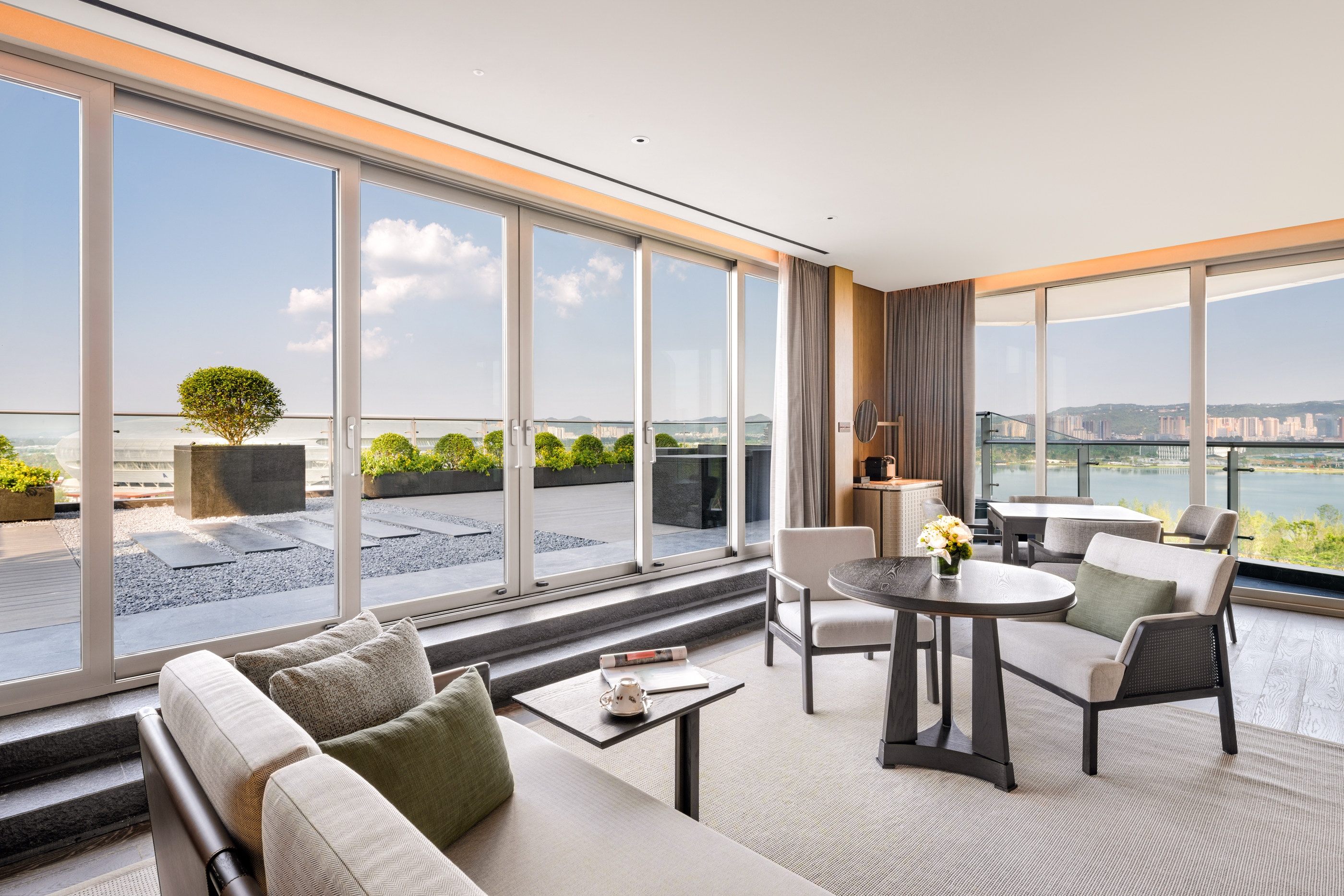 豪华湖景大床套房