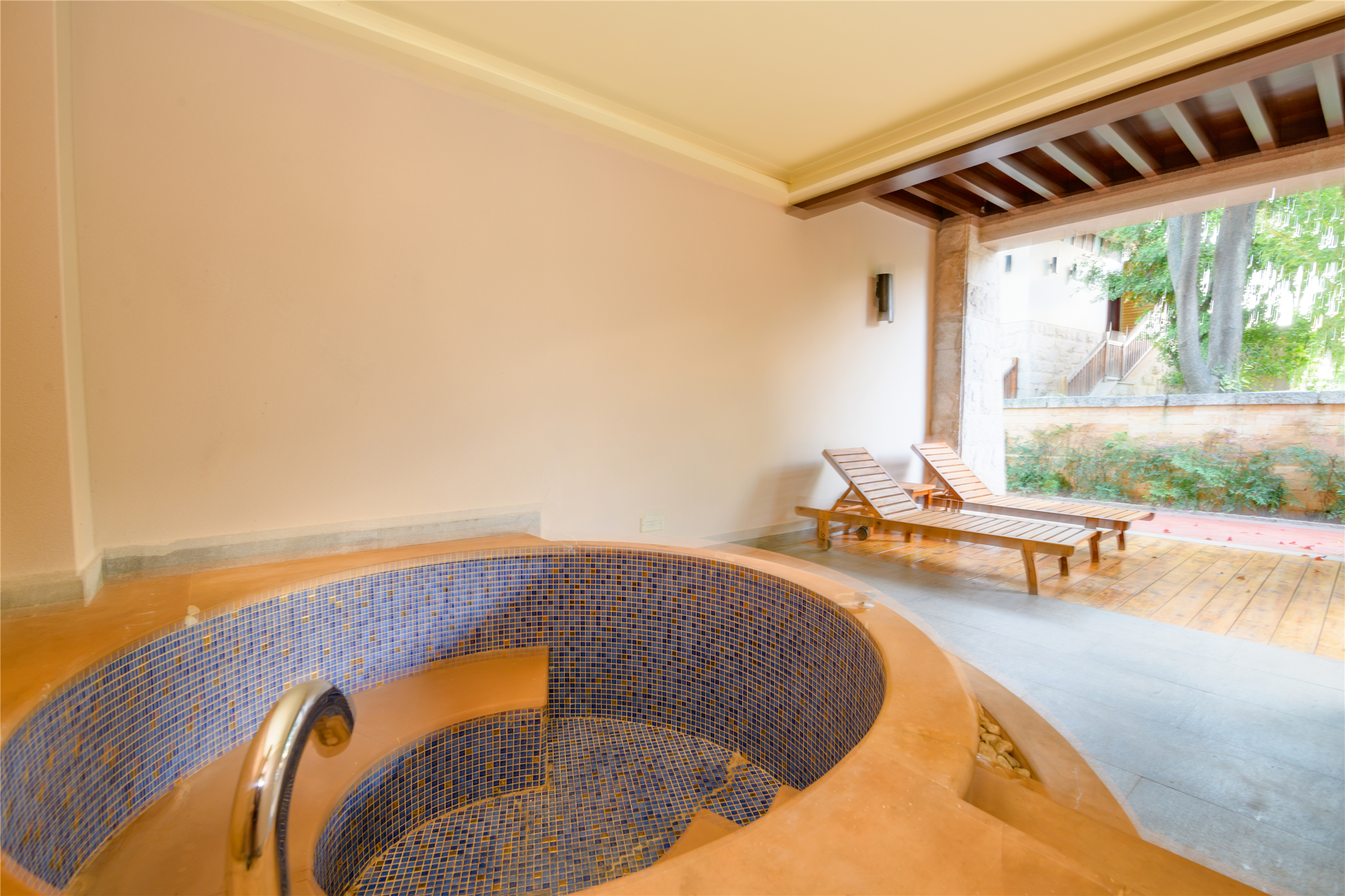 别墅豪华泡池家庭套房（一室一厅+2个榻榻米）