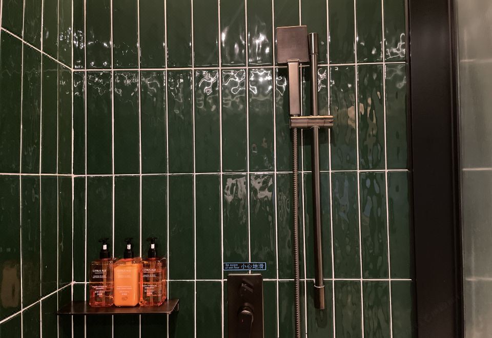 标准大床房（小冰箱+智能客控+手机投屏）