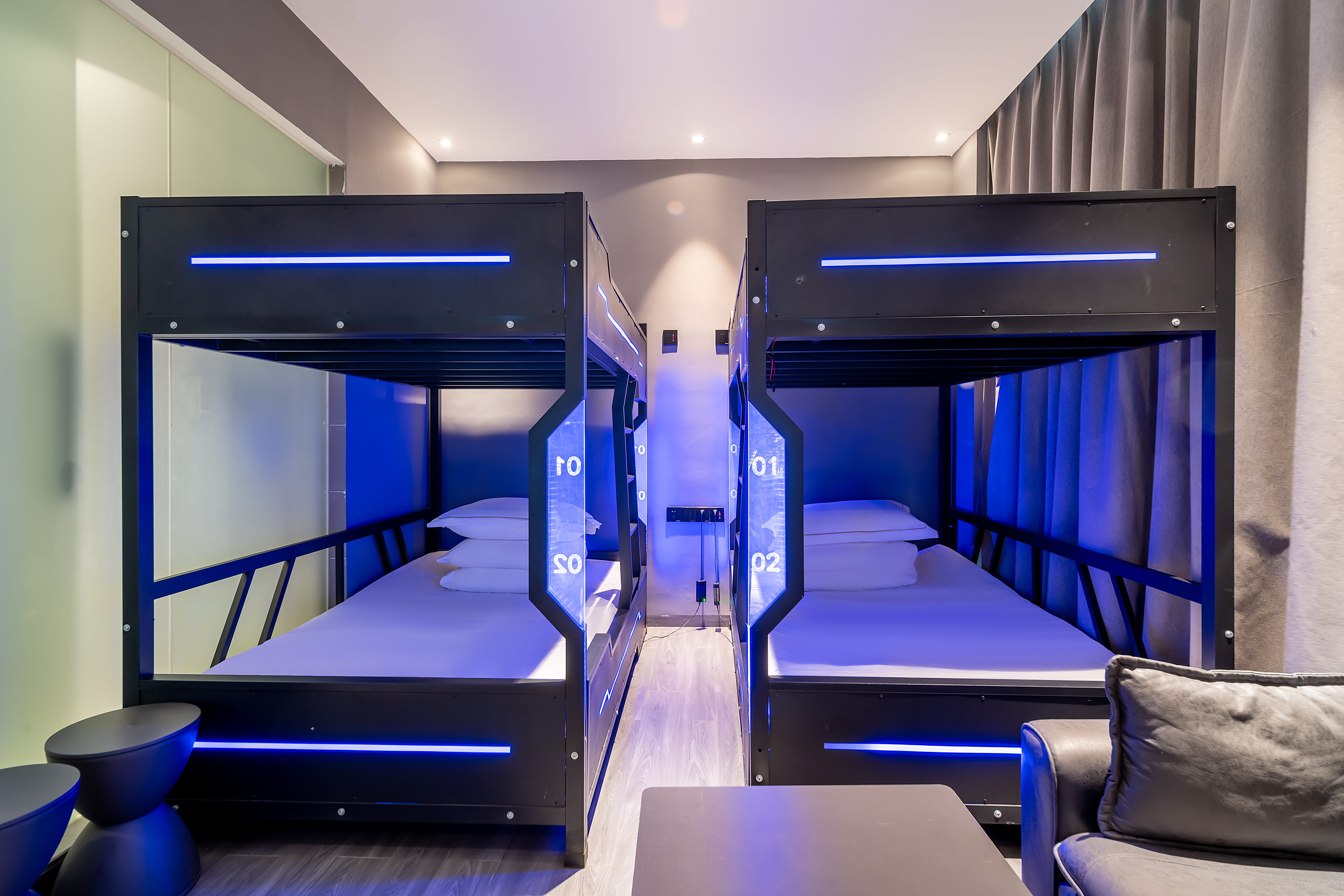 吃鸡四人间-[4台电脑+RTX3060显卡+i5-10700F处理器+16G内存+2K曲面屏+机械键鼠]+2张上下床+沙发茶几