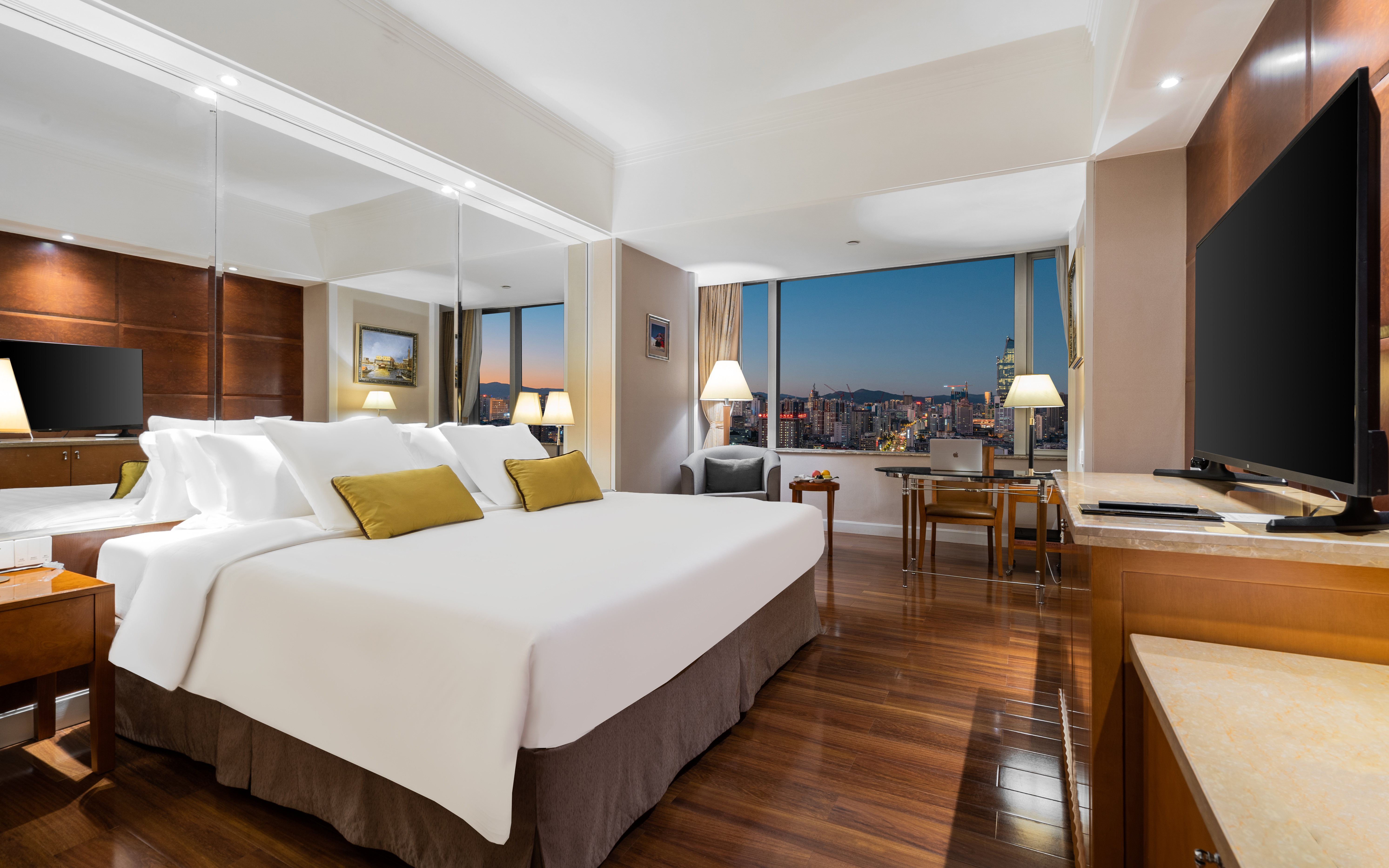 Kai Wah Plaza Hotel Kunming行政城景大床房「小米电视+高空城景+Minibar」