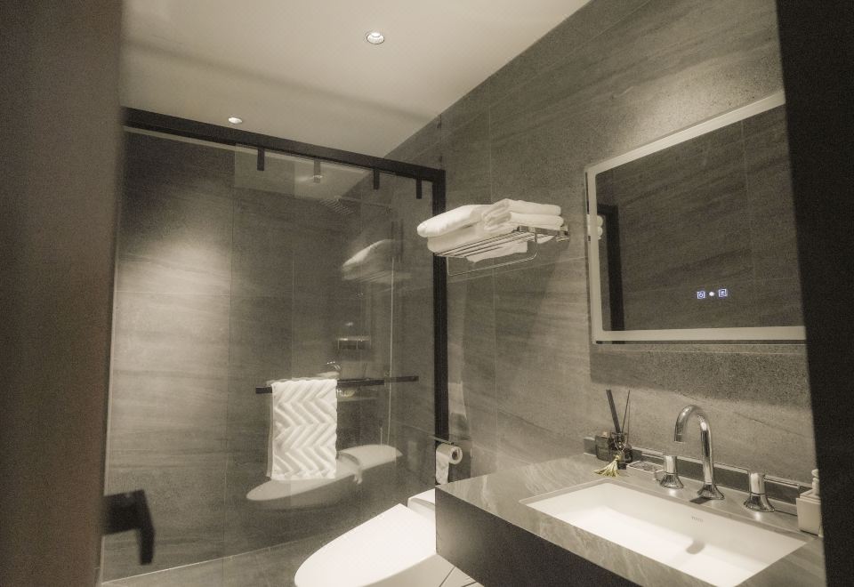 Smart Garden Double Bed Room With Outdoor SPA Pool, Derucci Mattress, And Smart Toilet