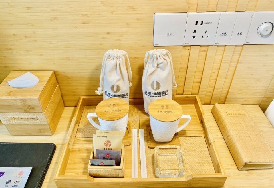 Jianguo HIDDEN Hotel (Kunming Dianchi Haigeng Park)Fairy Grass House King Bed Room (Viewing Balcony)