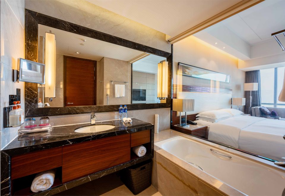 Crowne Plaza Wuxi TaihuKing Premium Lounge Access City View