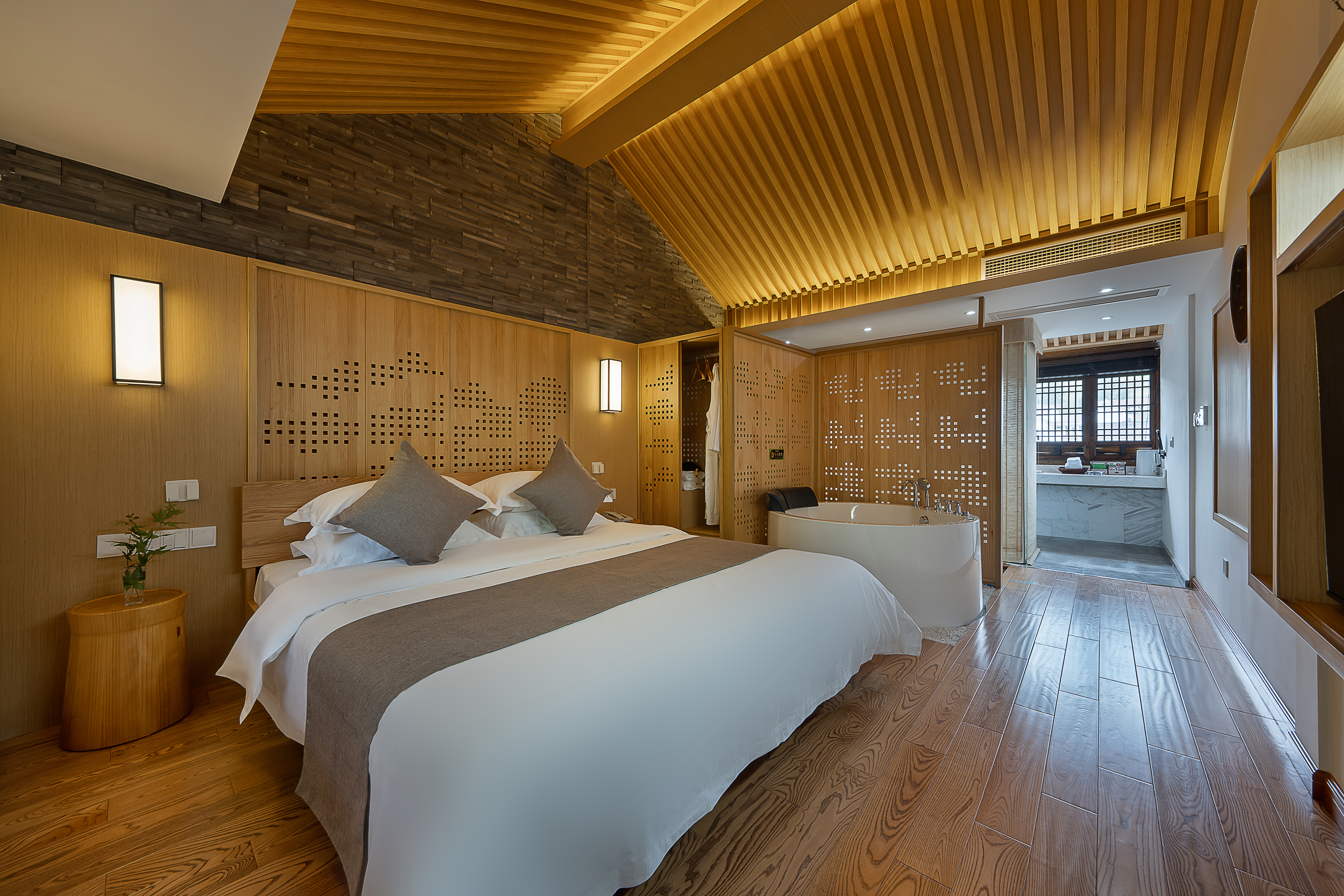 小楼枫情·Loft复式大床套房·按摩浴缸