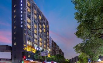 Qingqing Wealth Chain Hotel