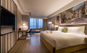 The modern bedroom is equipped with large windows, a bed, and a desk in the middle at Mercure Hotel (Shanghai Hongqiao Railway Station)