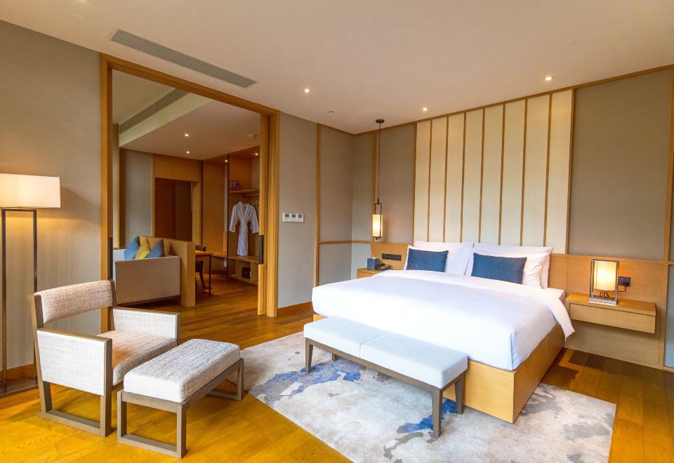 秋山居·畔山豪华套房丨180°山景阳台