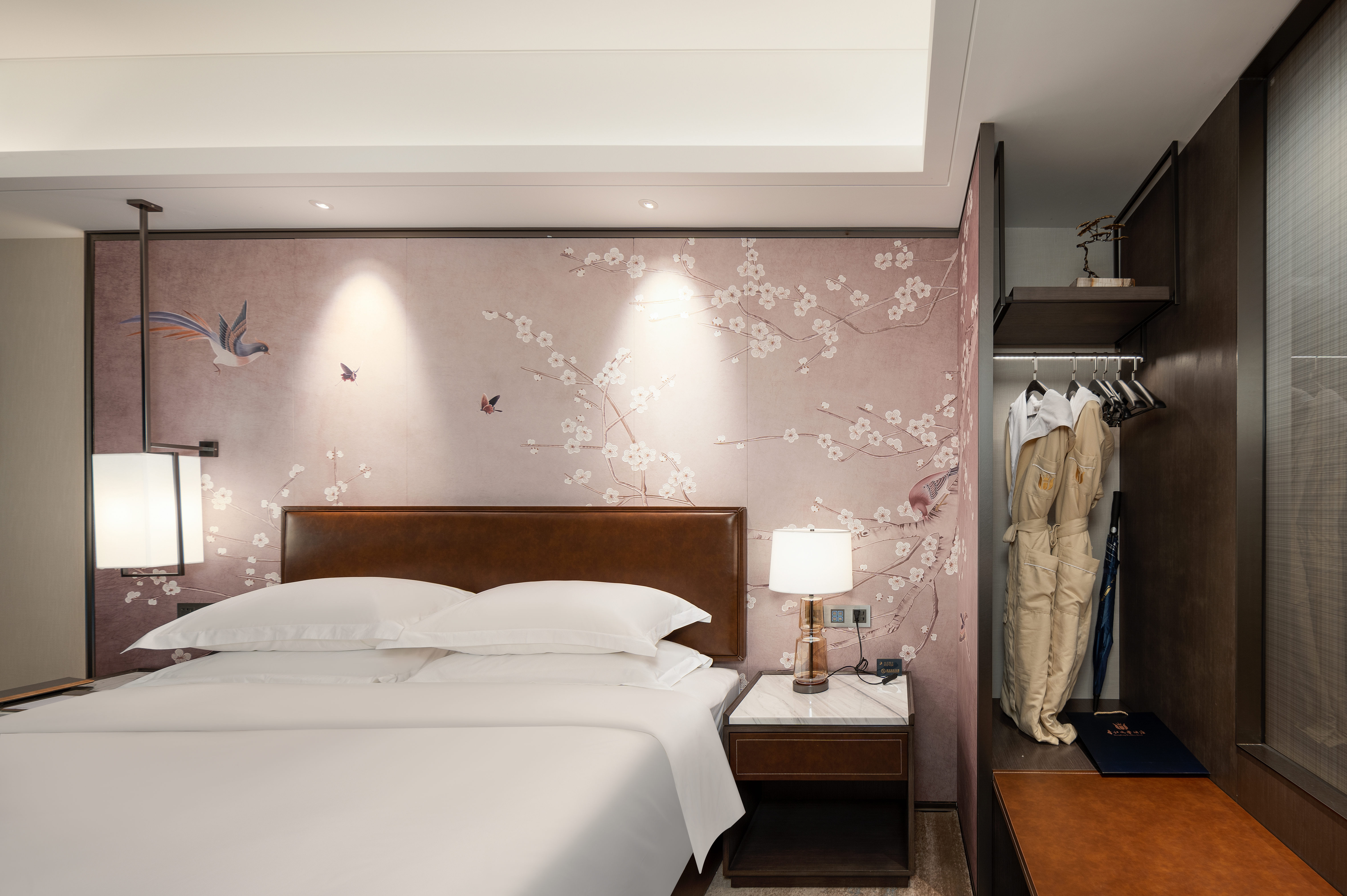 云端.湖景豪华大床房（品质床品+智能客控+休闲椅）