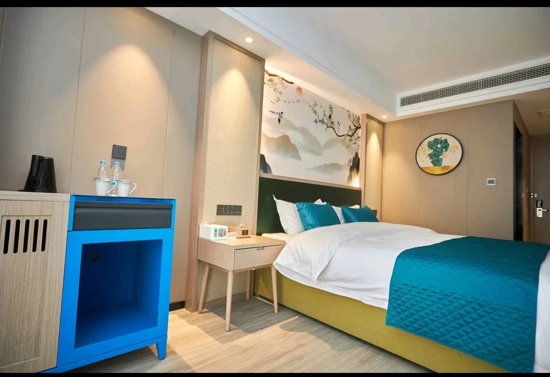 Queen Room With E-sports