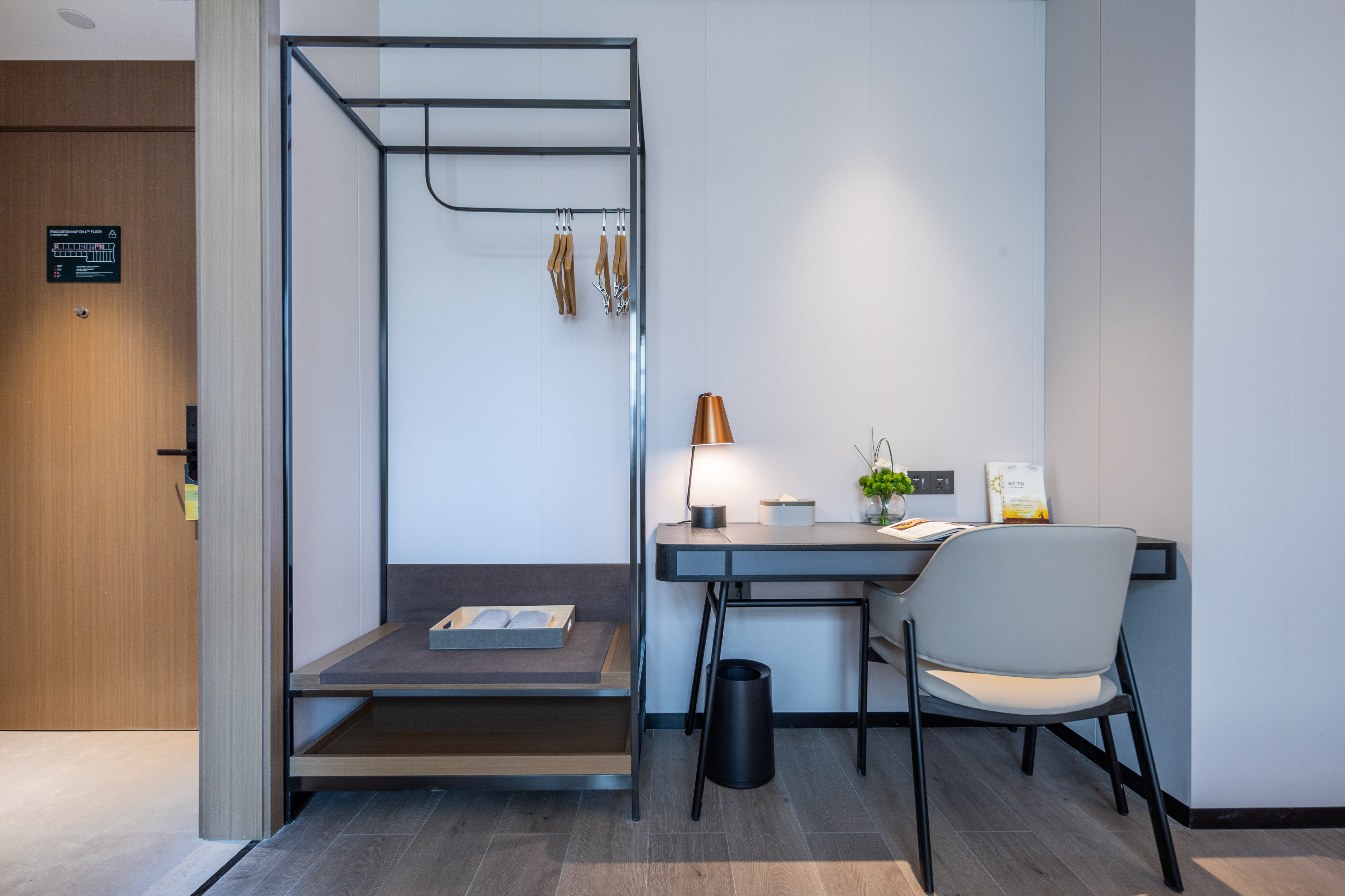 高级大床房（55寸投屏电视+迷你冰箱）