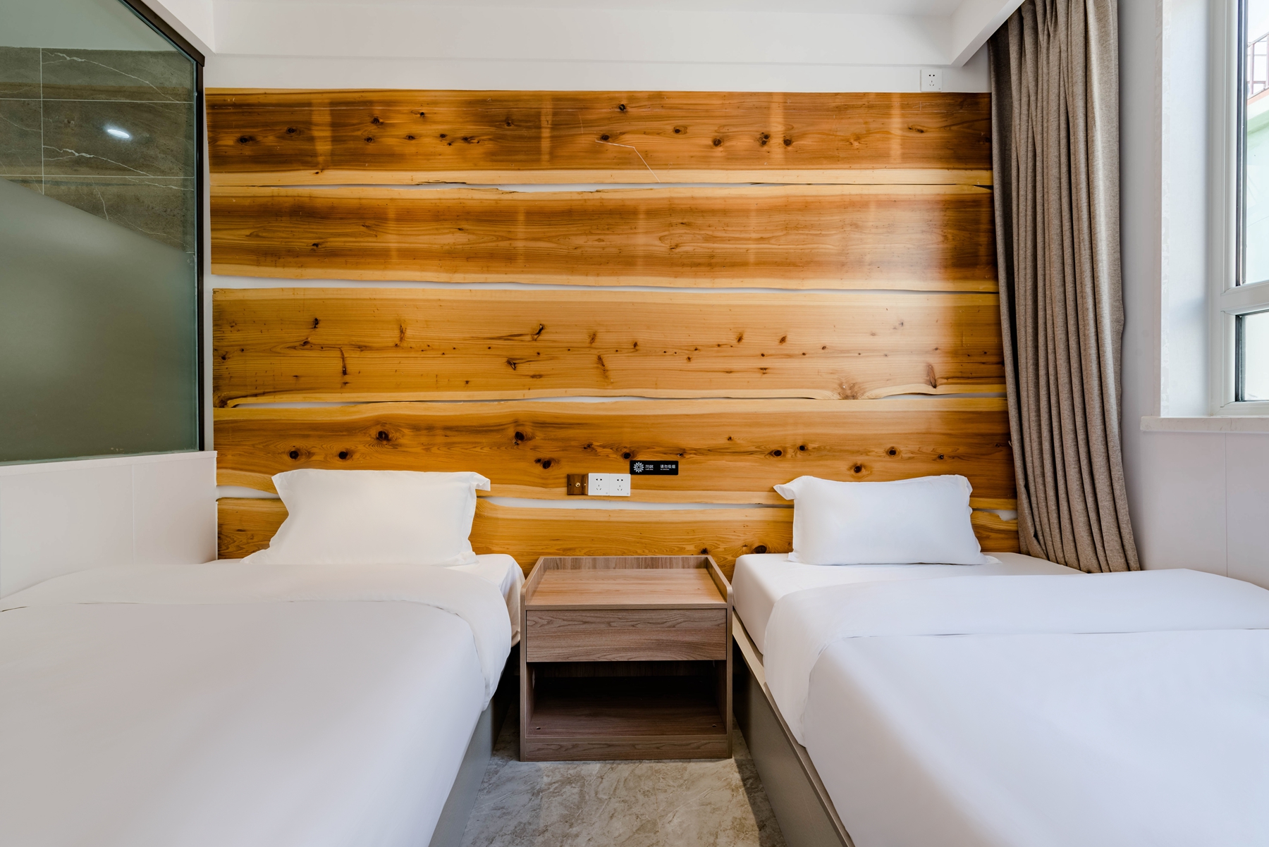 静居标准间（静谧深睡+休闲桌椅+木质衣架）