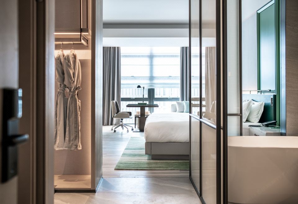 Investon Hotel Shenzhen LonghuaGrande Deluxe King Size Bed Room