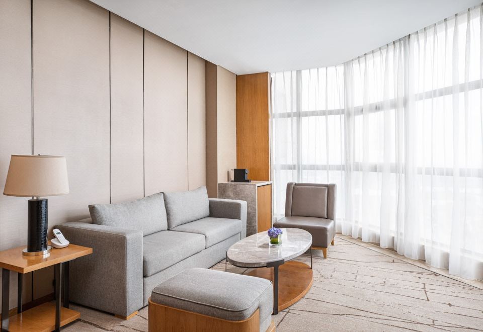 Four Points by Sheraton Shanghai KangqiaoExecutive Suite