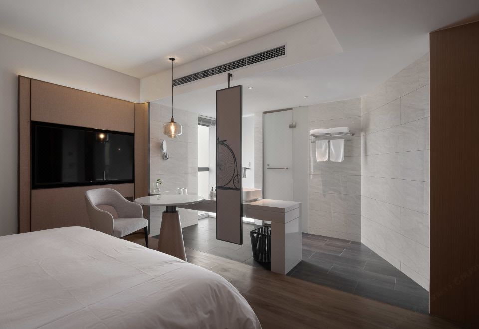 Holiday Inn Shanghai HuaxiaSuperior Queen Room