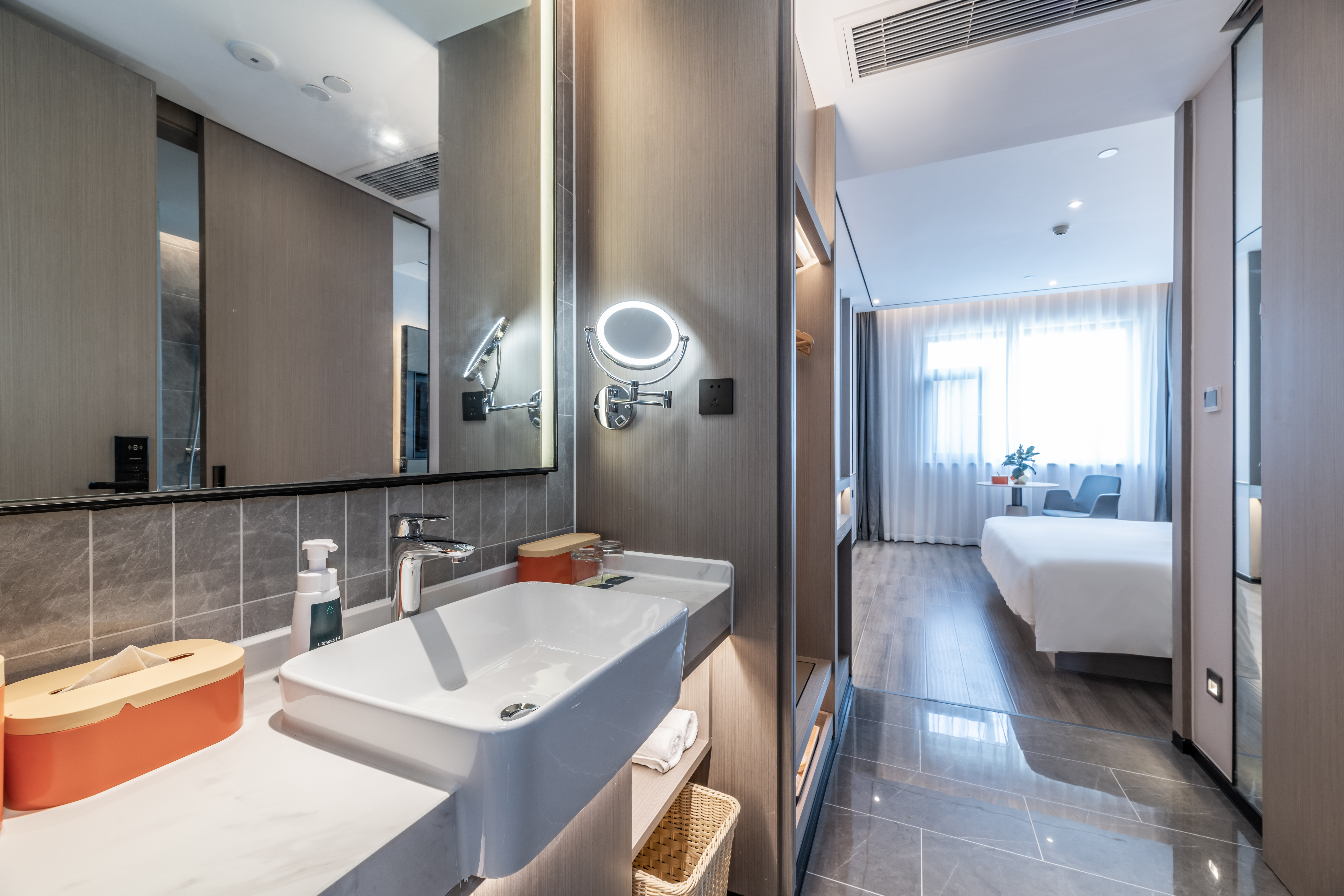 高级大床房（投屏电视+顶喷花洒）