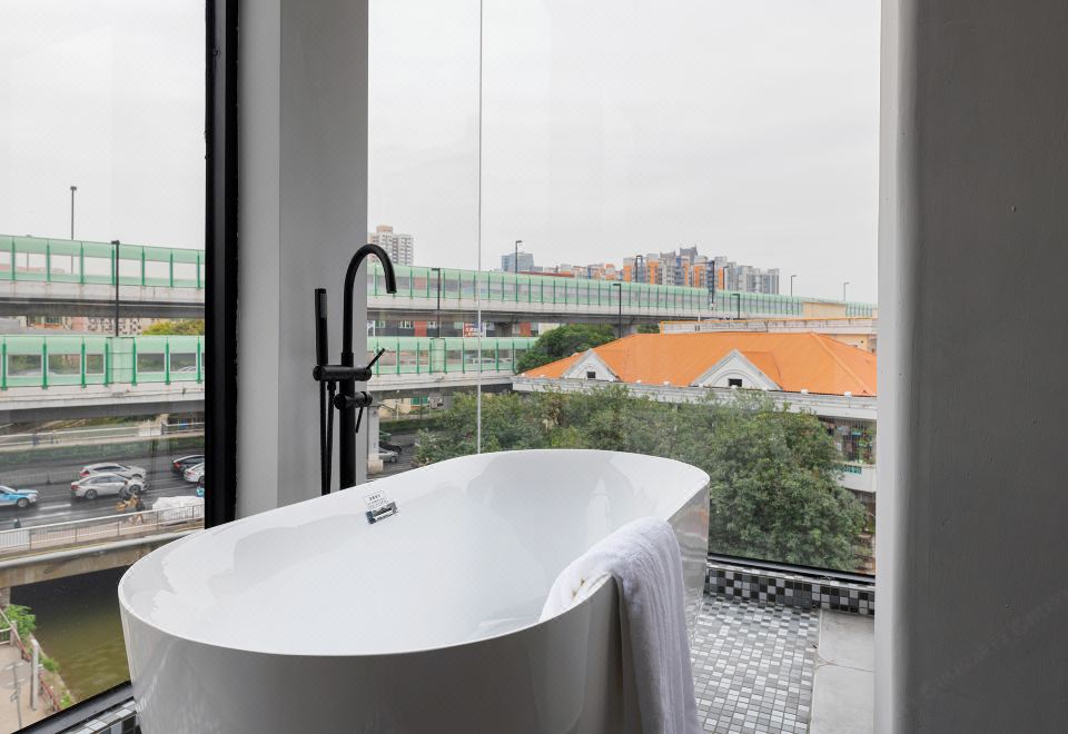 江景浴缸大床房（揽景落地窗+解压深泡浴缸+暖气加持）