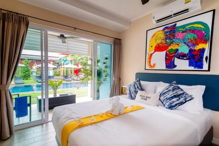 Family 2 Bedroom Apartment with Pool View (Balcony)