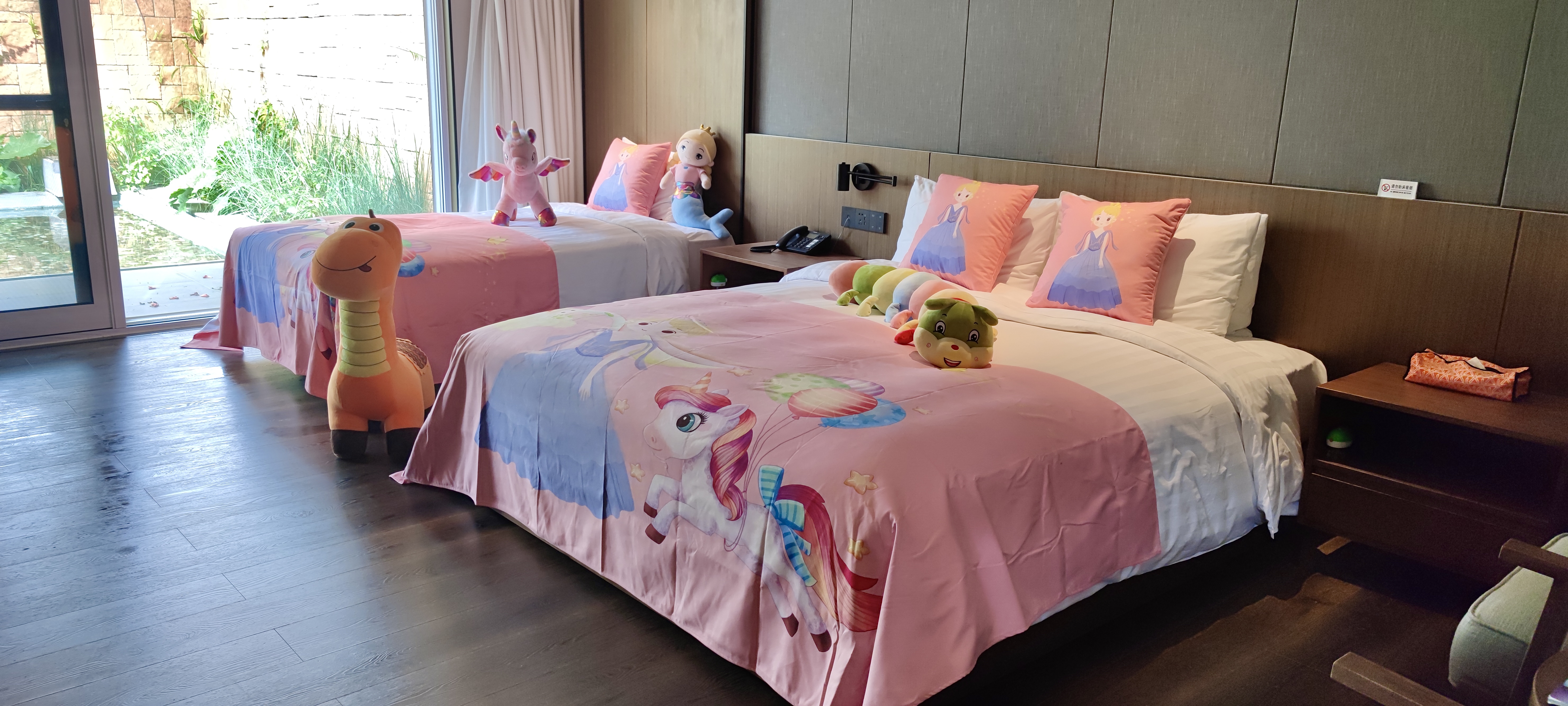 湖畔泡池亲子房（户外泡池+小童玩具）