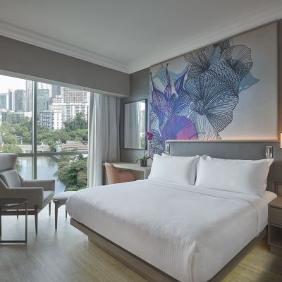 Grand Deluxe Waterfront King (Newly renovated room)