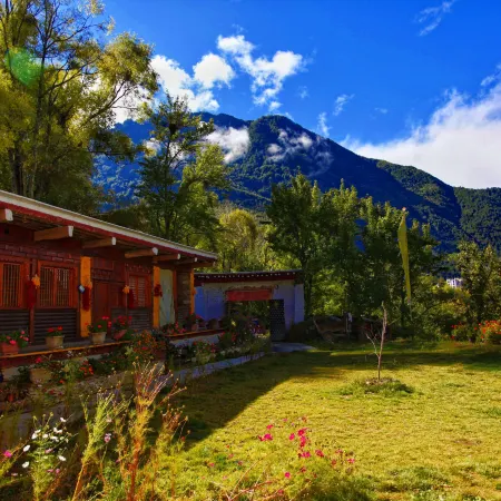 Danba Jiangji B & B